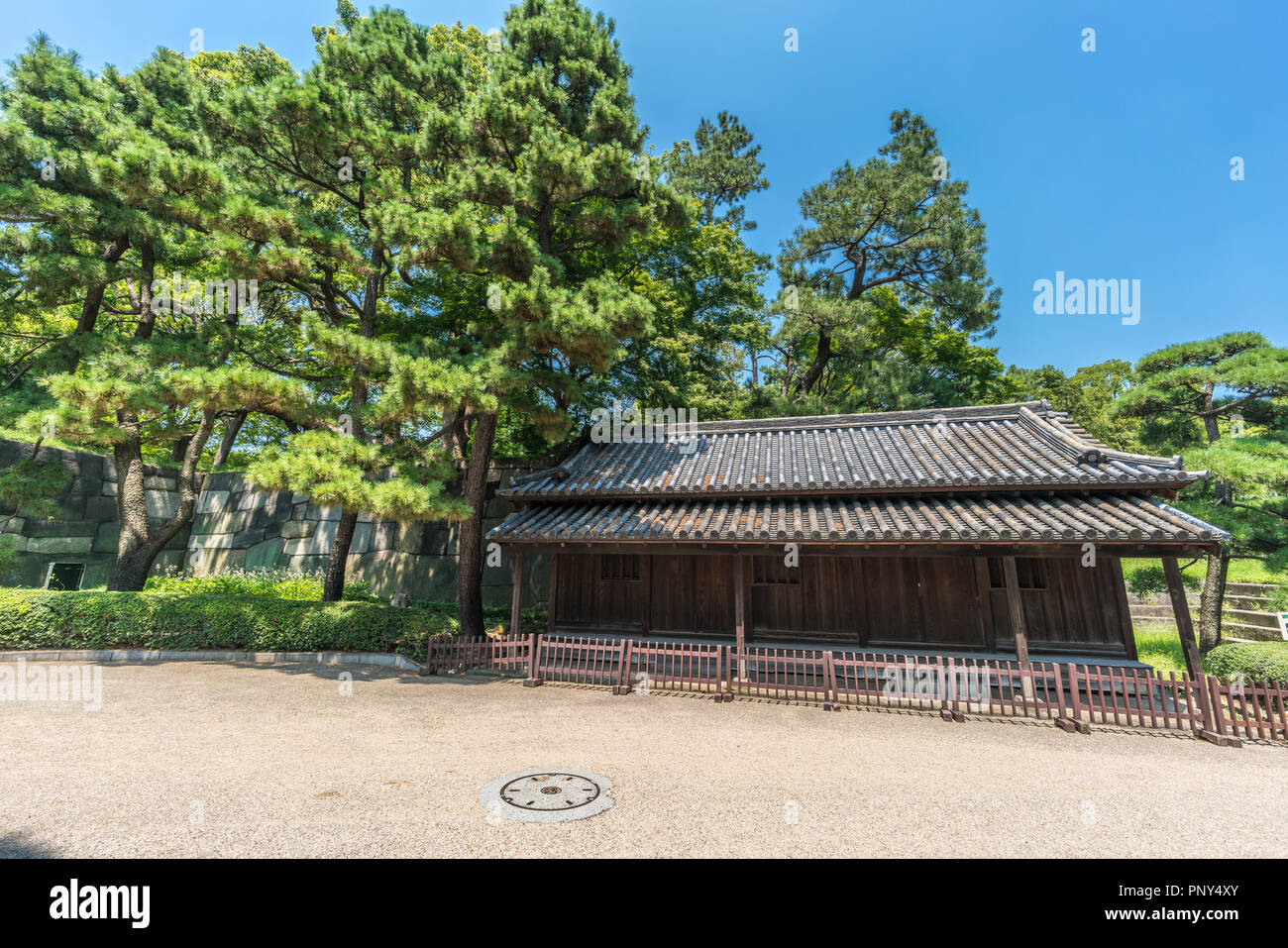 Tokyo, Chiyoda Bezirk - August 5, 2018: doshin - bansho Wachhaus, ersten Checkpoint, wo Daimyo lords Schlosses Edo durch Ote-mon Tor. Imperial Stockfoto