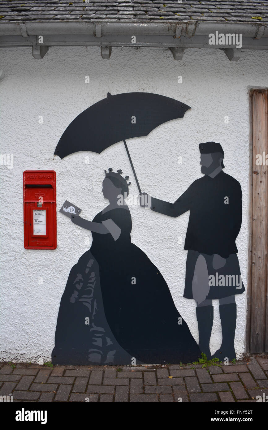 Royal Mail postbox und Darstellung von snail mail und die Königin und Begleiter, das Besucherzentrum und das Cafe an der Queen's View, Pitlochry, Schottland Stockfoto