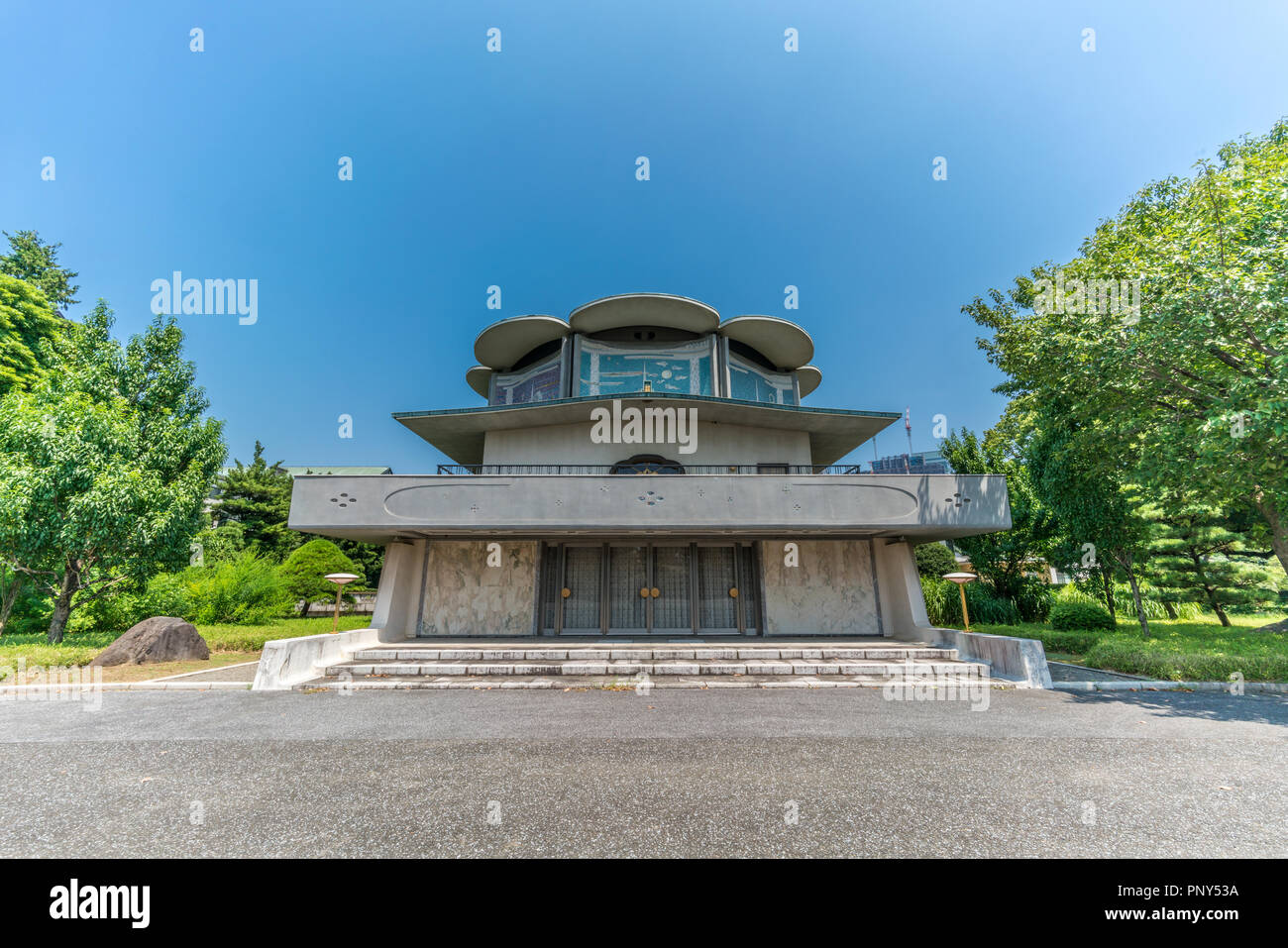 Tokyo, Chiyoda Bezirk - August 5, 2018: Imperial Palace. Tokagakudo (Peach Blossom) Music Hall octagon Wände mit unterschiedlich Nachfolger eingerichtet Stockfoto