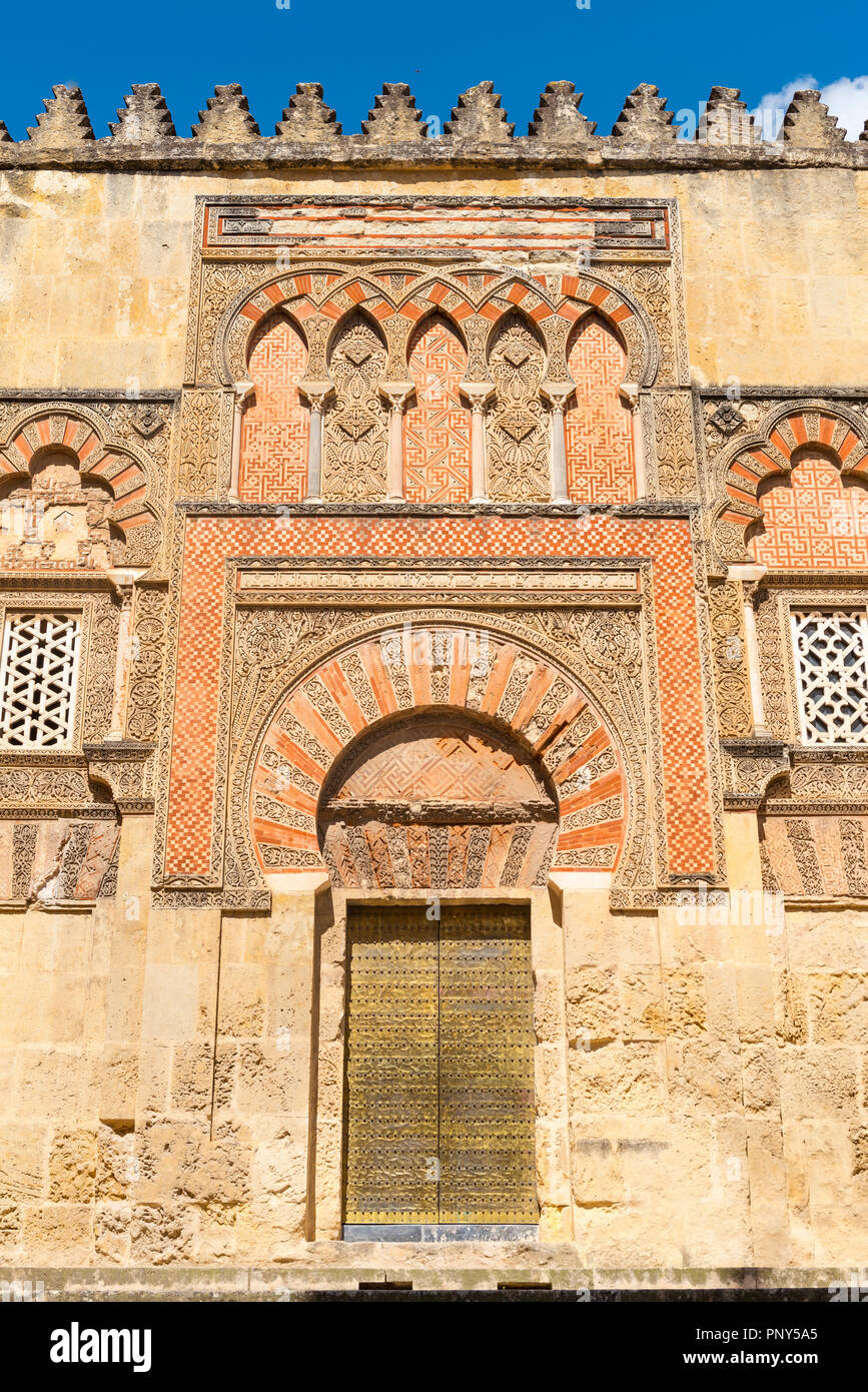 Alte dekorierte Eingangsportal, maurische Architektur, Dom Moschee von Cordoba, Cordoba, Andalusien, Spanien Stockfoto