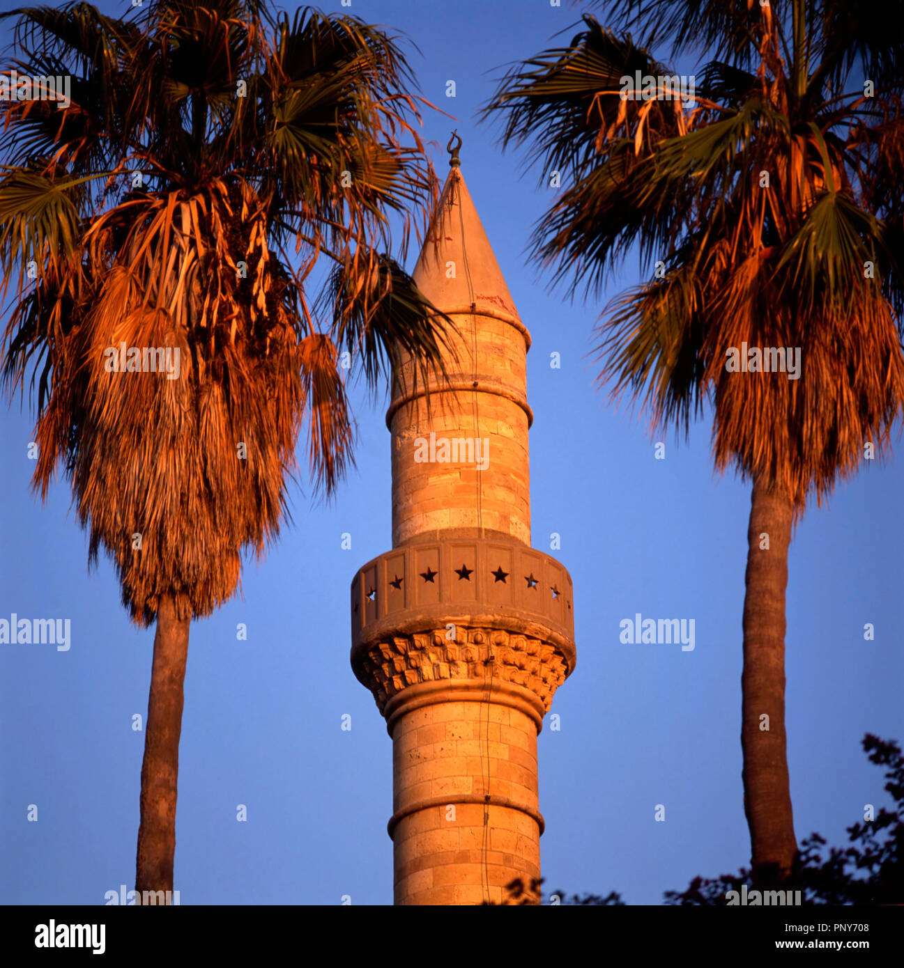 Das minarett der Gazi Hassan Pascha Moschee bei Sonnenuntergang auf Kos, südliche Ägäis, Griechenland. Vor dem Erdbeben am 21. Juli 2017, die beschädigt teilweise die mosq Stockfoto