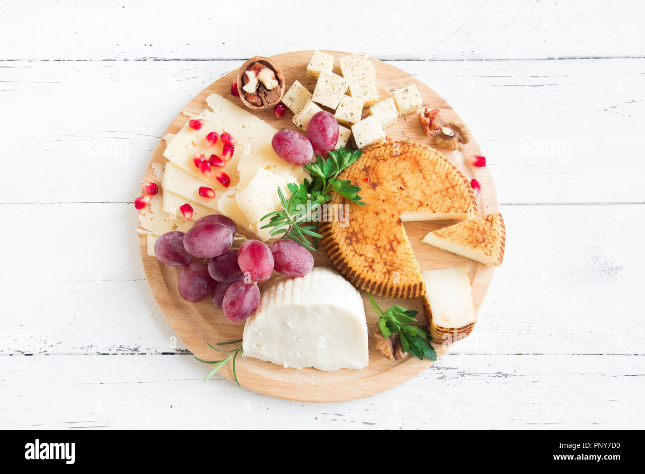 Käseplatte mit verschiedenen Käsesorten, Trauben, Nüsse auf weißem Hintergrund, kopieren. Italienischen Käse und Obstteller. Stockfoto