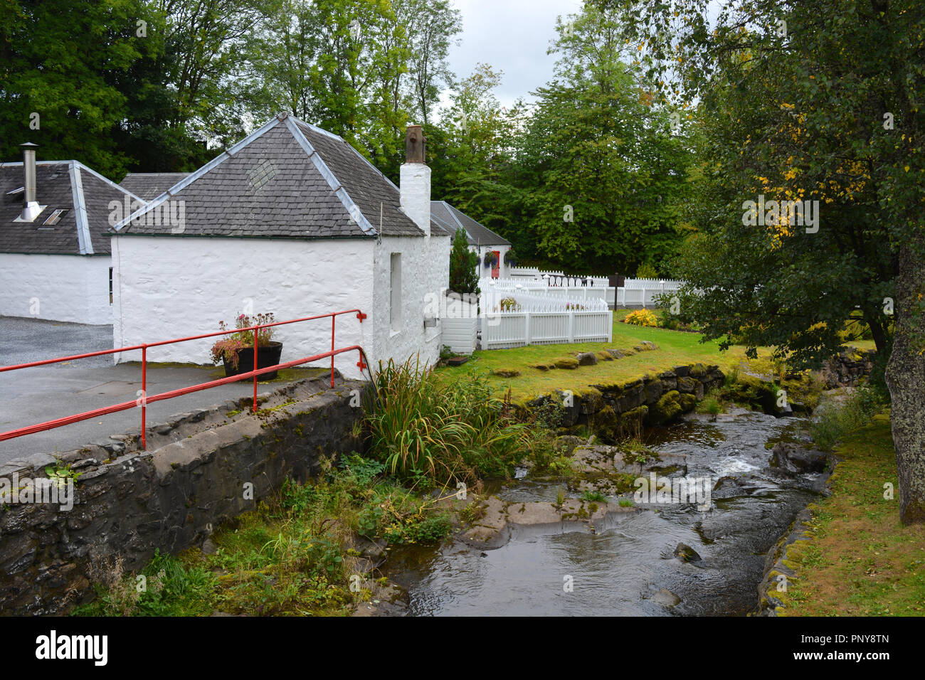 Edradour, die die kleinste (aber jetzt 2. Kleinste) Hochburg der handgefertigten Single Malt Whisky aus einer Farm Distillery noch in der Produktion heute bekannt. Stockfoto