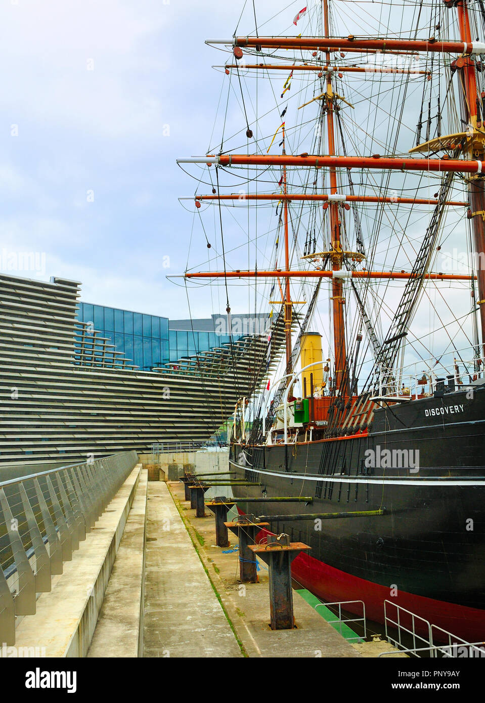 RRS Discovery Forschung Schiff neben dem V&A Waterfront Museum, Dundee, Schottland Stockfoto