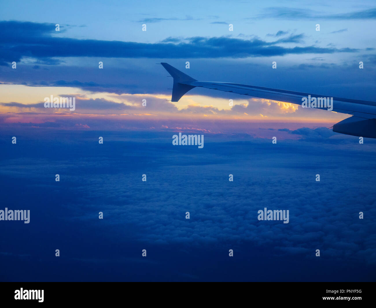 Wolken bei Sonnenuntergang, fernen Sturm am Ansatz zum O'Hare International Airport, Chicago, Illinois. Stockfoto