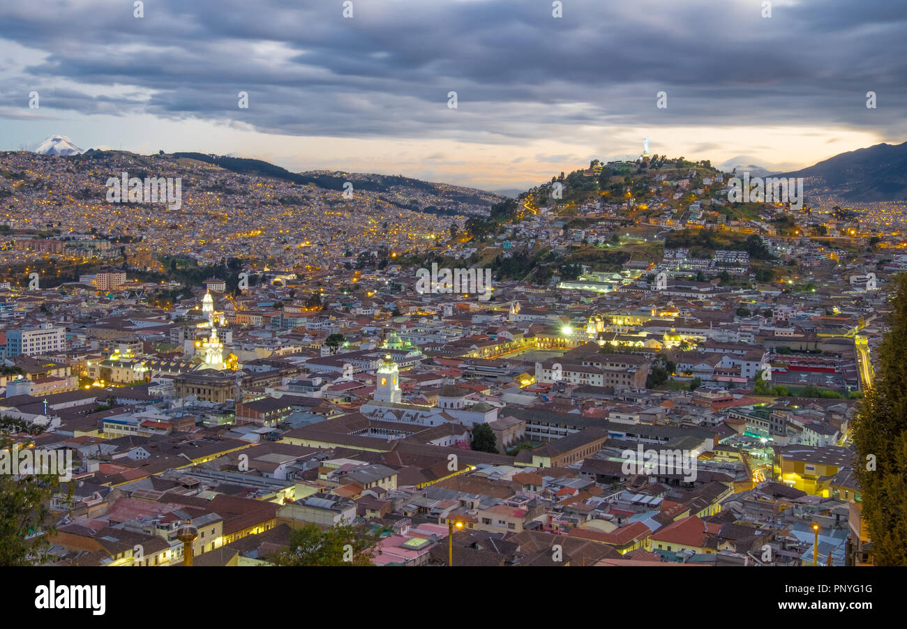 Quito, Ecuador, bei Nacht Stockfoto