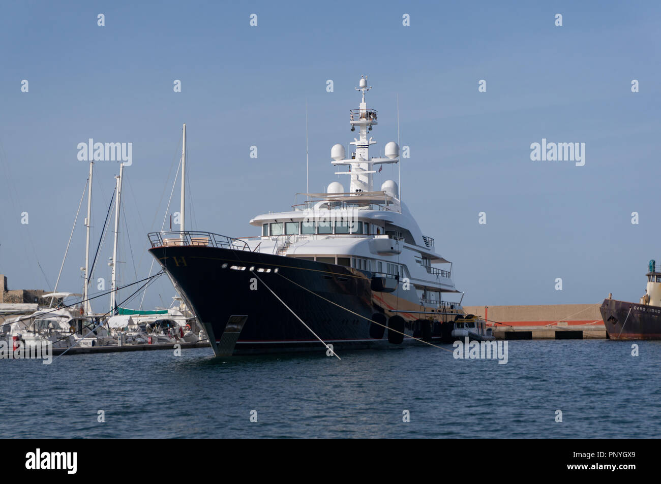 Großen Luxus Yacht. Marina di Villasimius, Sardinien, Italien Stockfoto