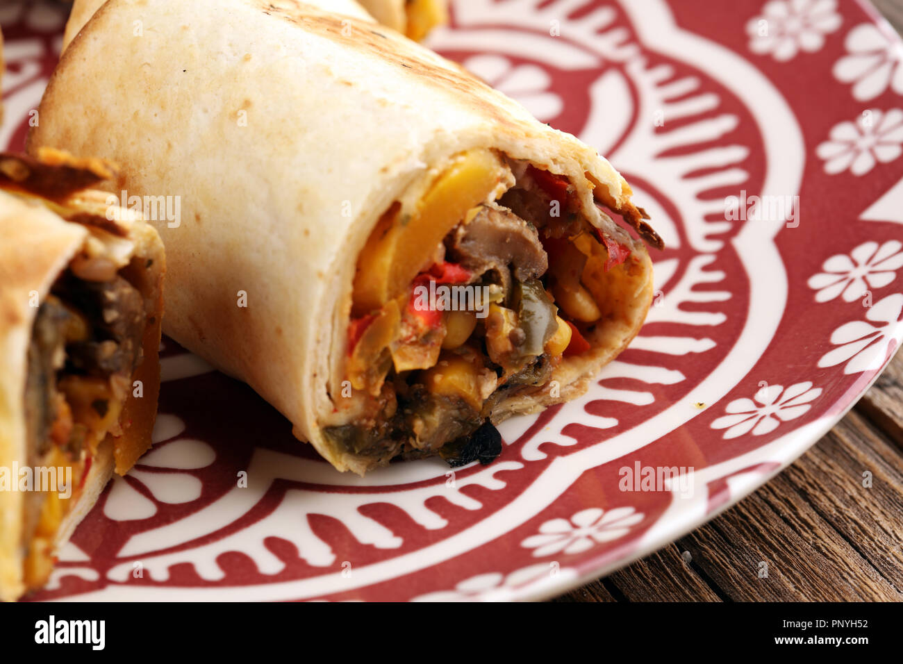 Burritos Wraps mit Rindfleisch und Gemüse auf Holz- Hintergrund. Beef burrito, mexikanisches Essen. Stockfoto