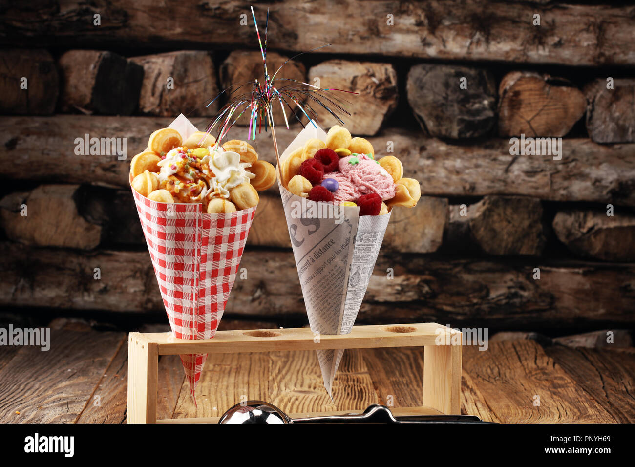 Hong Kong Stil ei Waffel. bubble Waffel mit eisbecher Eis und Früchte. Street Food Waffeln Stockfoto