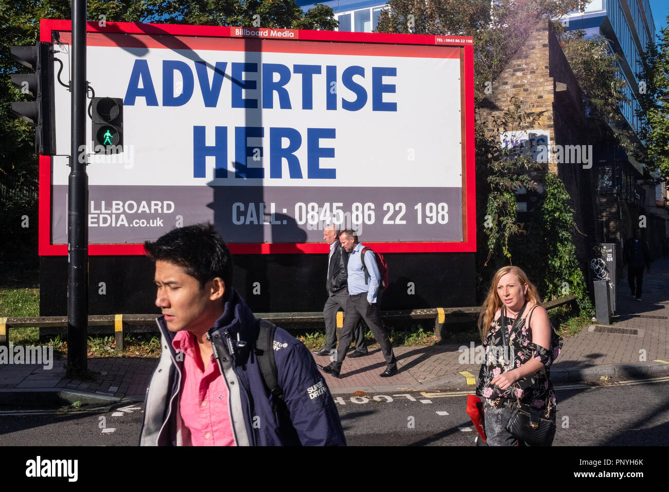 Eine leere Plakatwand schreit für Geschäft an der Chalk Farm, London UK Stockfoto