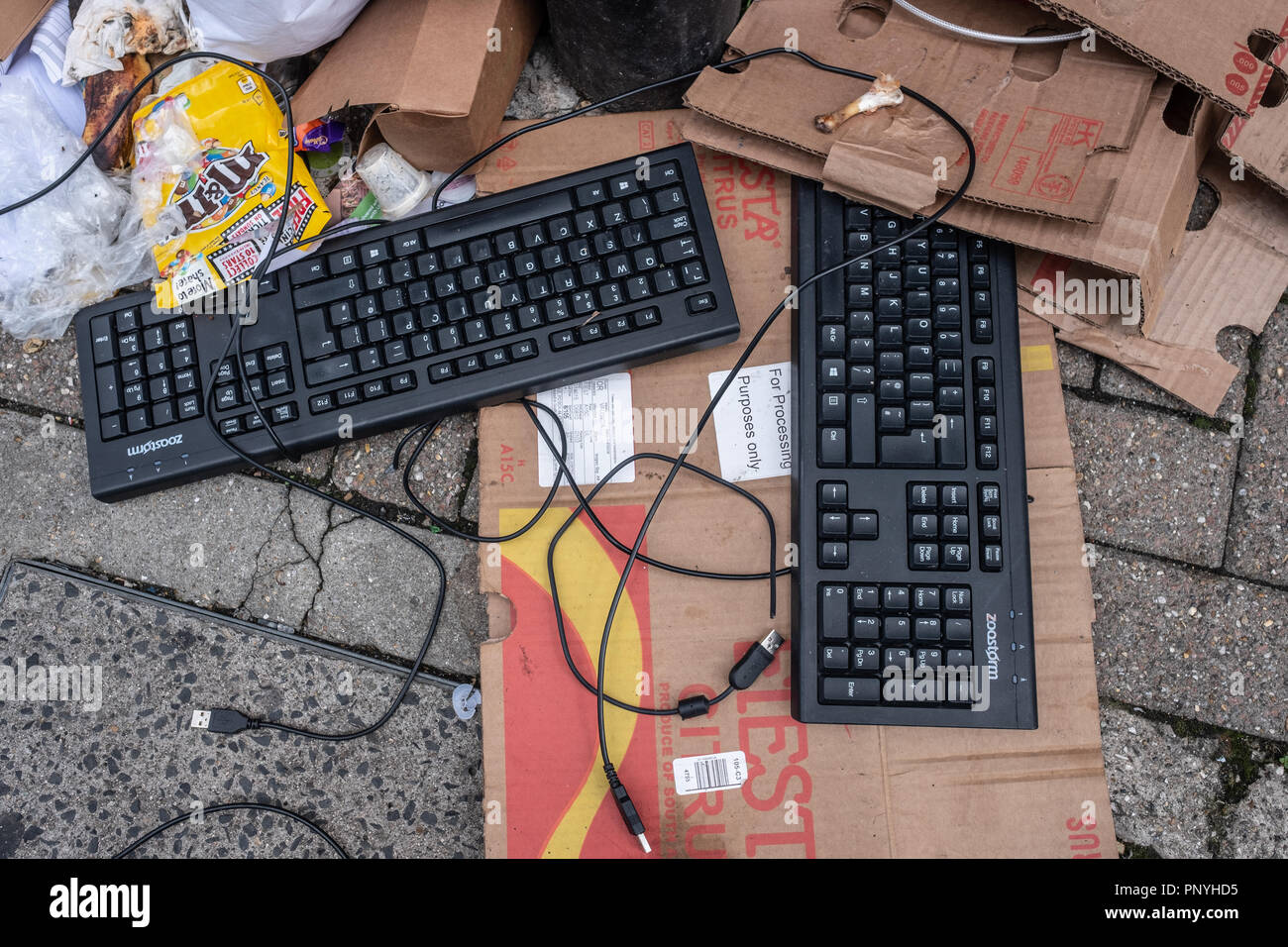 Computer Tastaturen unter anderem auf einer Londoner Straße verworfen Stockfoto