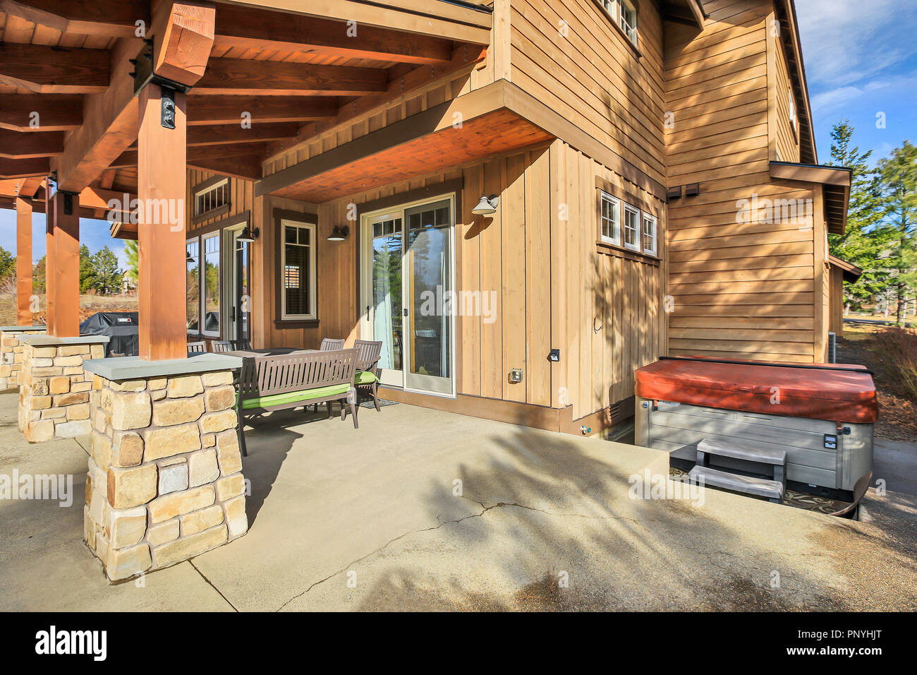 Holz außen mit geräumigen Terrasse zurück, Whirlpool und Grill. Stockfoto