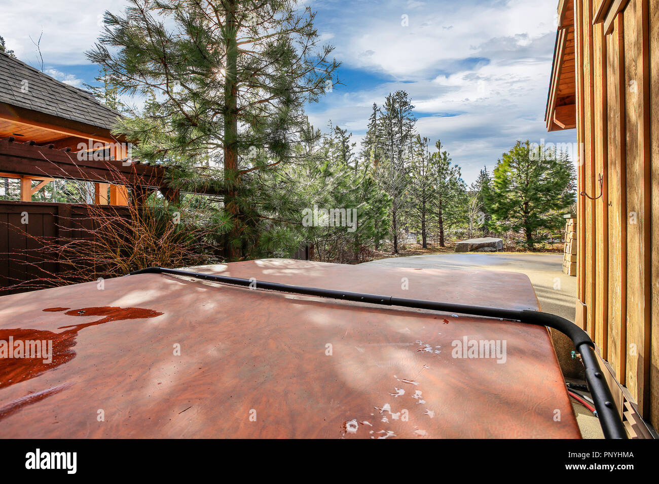 Holz außen mit geräumigen Terrasse zurück, Whirlpool und Grill. Stockfoto