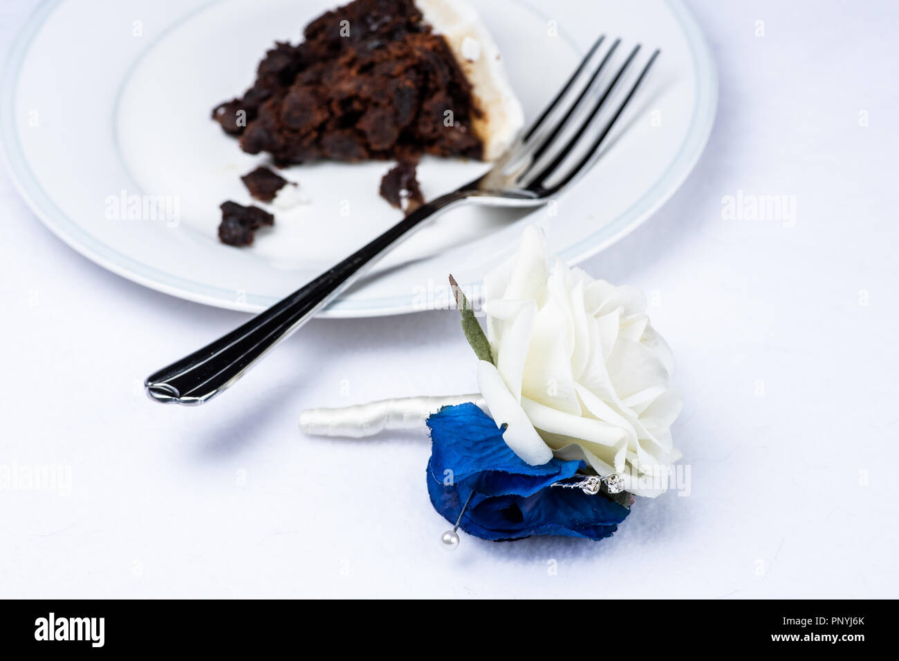 Hochzeitstorte mit Knopfloch Stockfoto