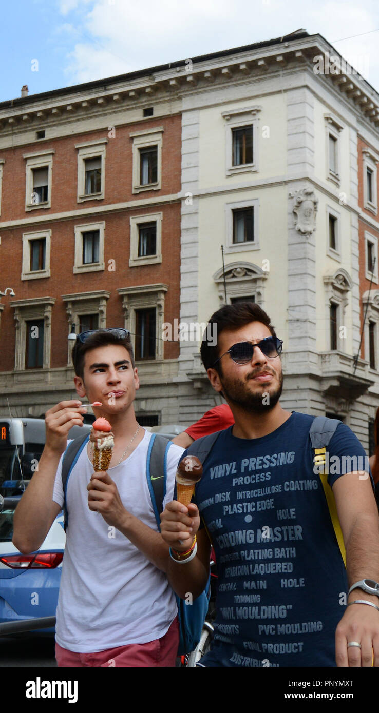 Touristische genießen Sie italienische Eis in Rom. Stockfoto