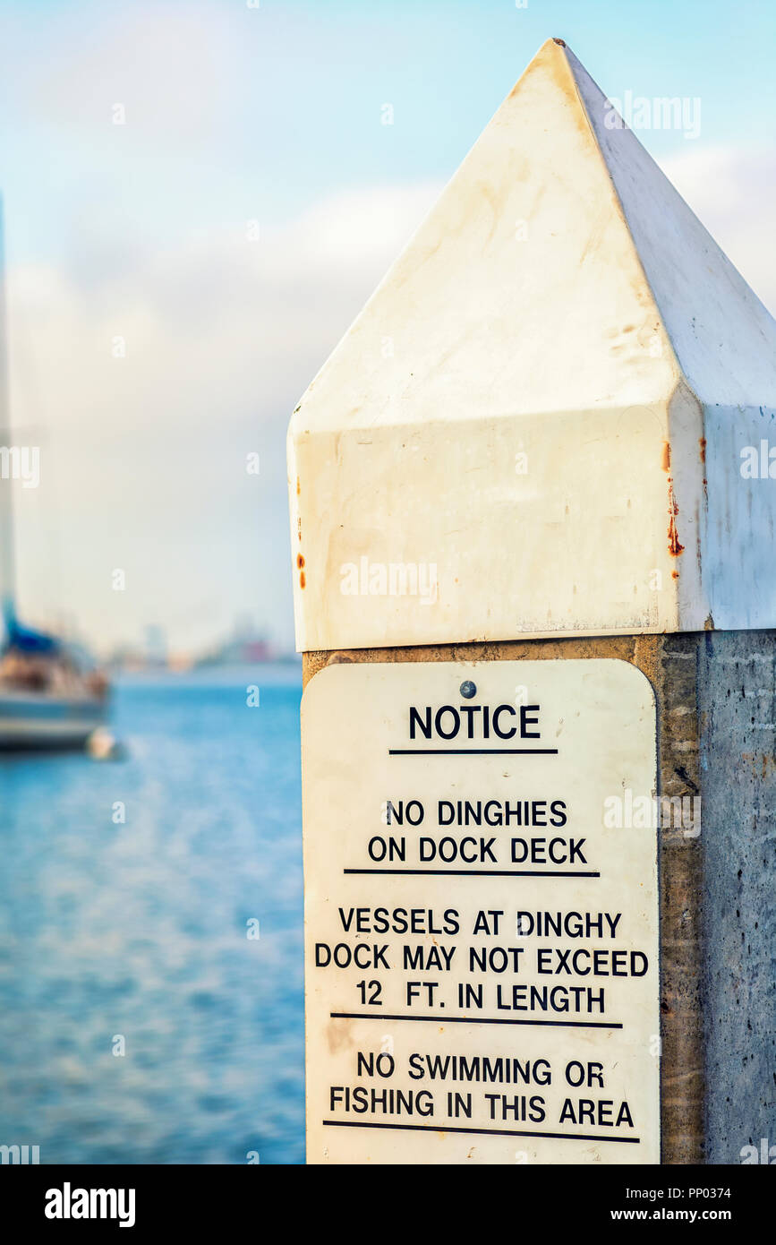 Hafen von San Diego, Kalifornien, USA. Schild mit Text mit Regeln für das Verhalten im Hafen. Stockfoto