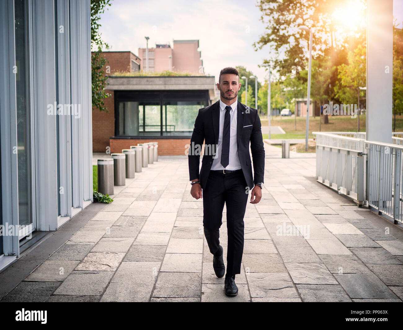 Portrait von stilvollen jungen Mann mit Anzug, stehend in der modernen Stadt Einstellung Stockfoto