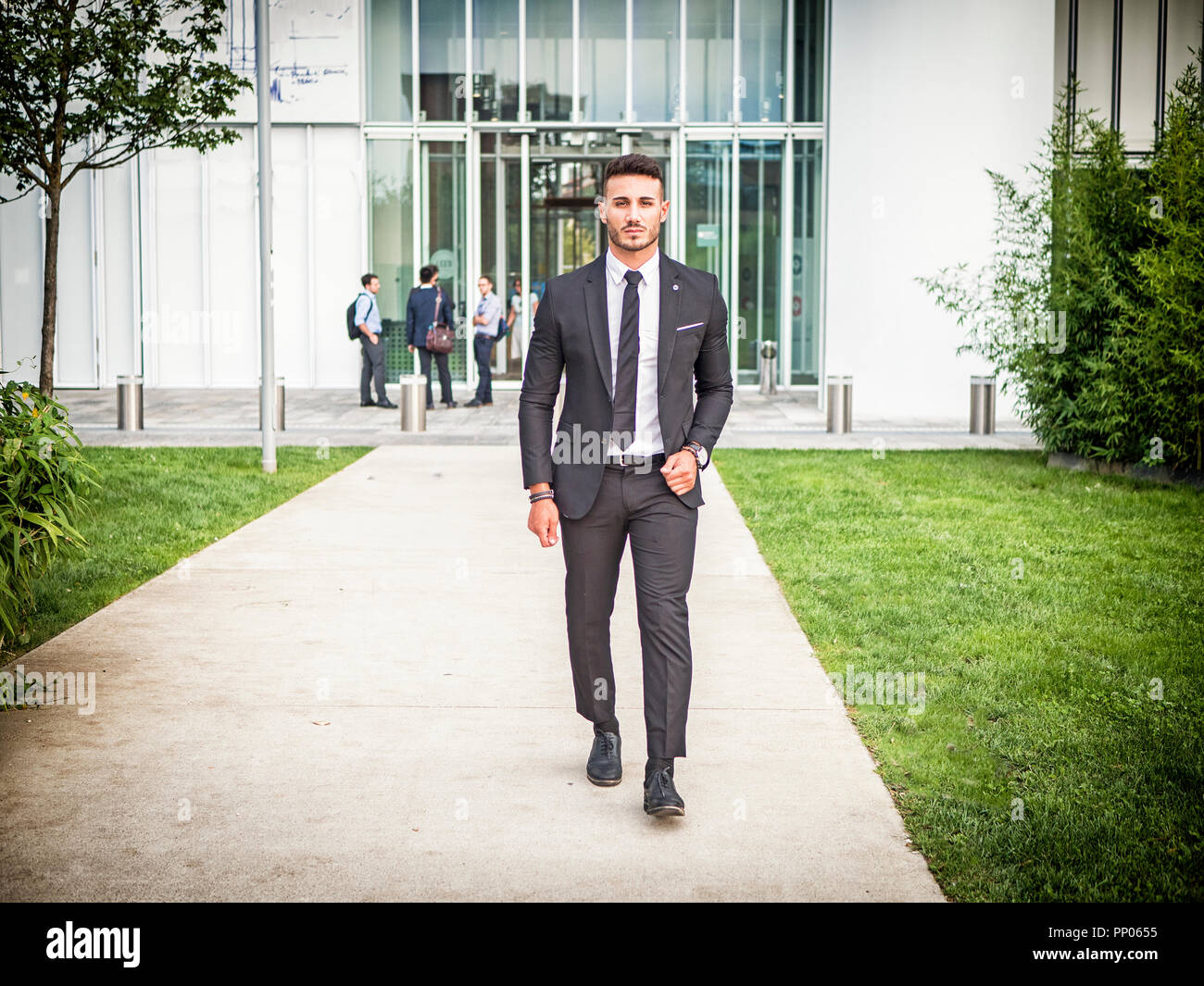 Portrait von stilvollen jungen Mann mit Anzug, stehend in der modernen Stadt Einstellung Stockfoto