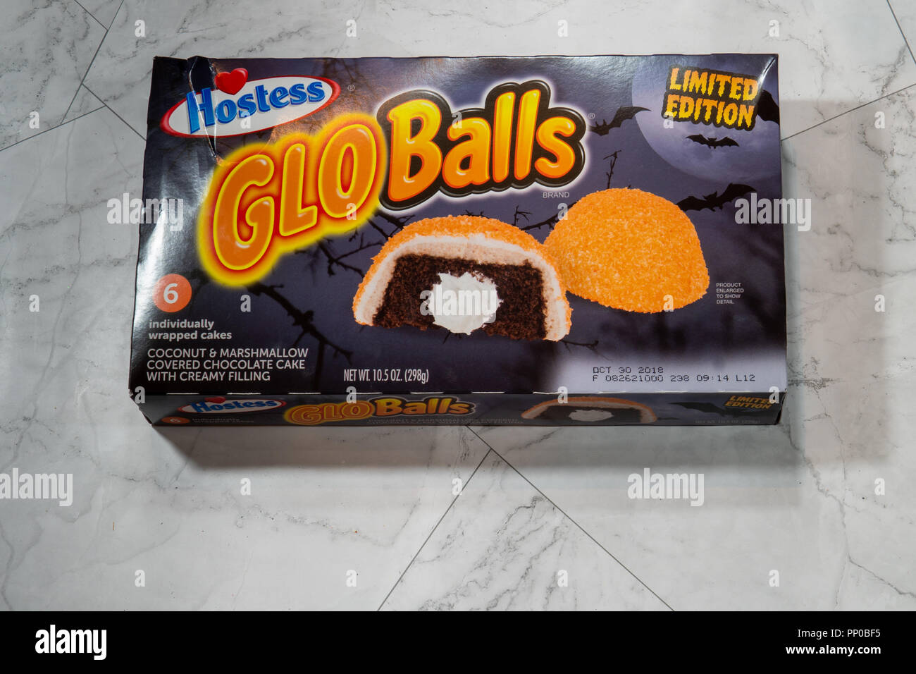 Hostess Marke GloBalls sind Halloween limited edition Snoball Schneebälle Kuchen mit orangefarbenem Zuckerguss und Marshmallow Aroma Stockfoto