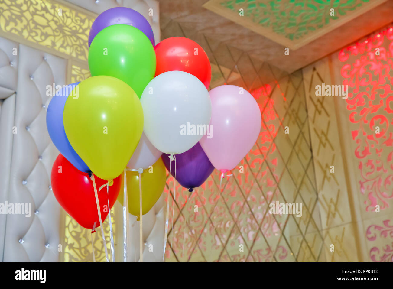 Luftballons Und Bunte Luftballons Mit Happy Feier Am Blauen Himmel Oder Natur Hintergrund Bunter Haufen Osterei Ballons Auf Hellen Weissen Hintergrund Minimale Kreatives Konzept Flach Stockfotografie Alamy