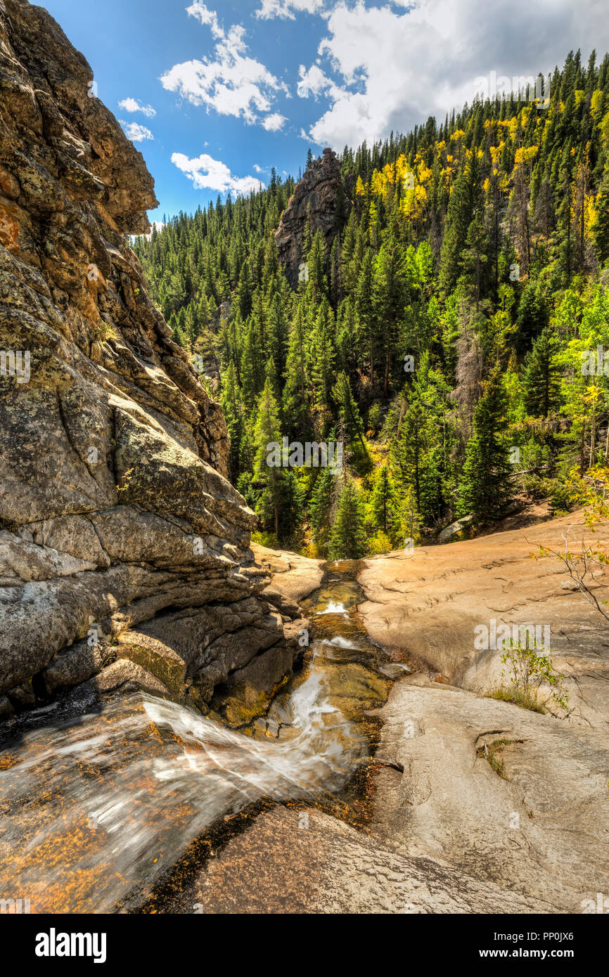 Golden Aspen Tree pop auf dem gegenüberliegenden Hang Bridal Veil Falls über Kuh Creek im Rocky Mountain National Park, Estes Park, Colorado. Stockfoto