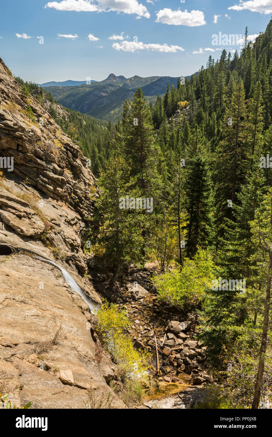 Blick auf Lumpy Ridge von Bridal Veil Falls über Kuh Creek im Rocky Mountain National Park, Estes Park, Colorado. Stockfoto