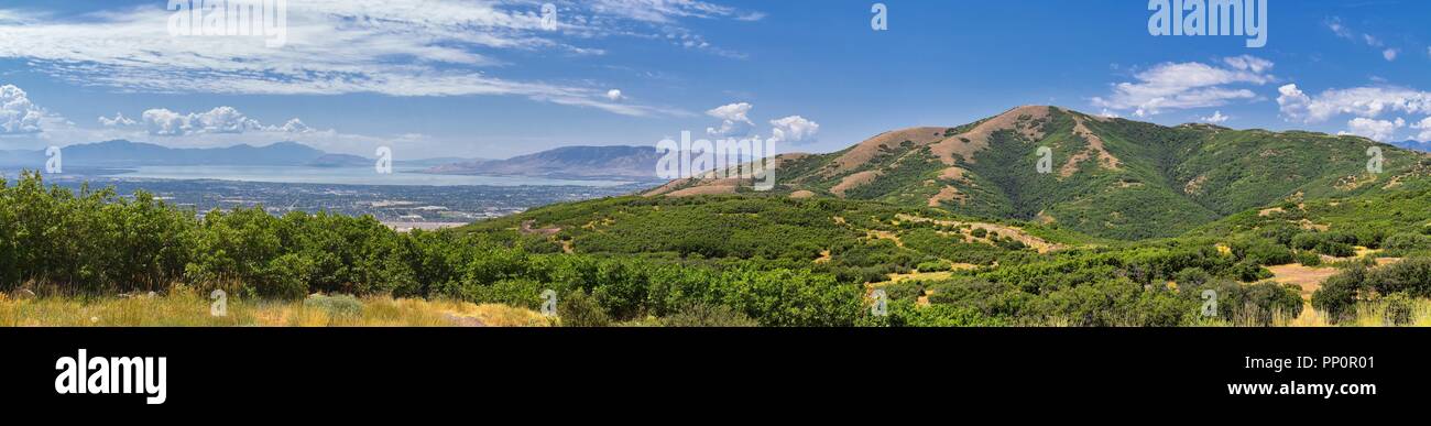 Panoramablick auf die Landschaft von Travers Berg von Provo, Utah County, Utah Lake und Wasatch Front Rocky Mountains und Cloudscape. Utah, USA. Stockfoto