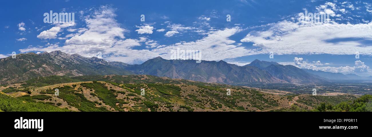 Panoramablick auf die Landschaft von Travers Berg von Provo, Utah County, Utah Lake und Wasatch Front Rocky Mountains und Cloudscape. Utah, USA. Stockfoto