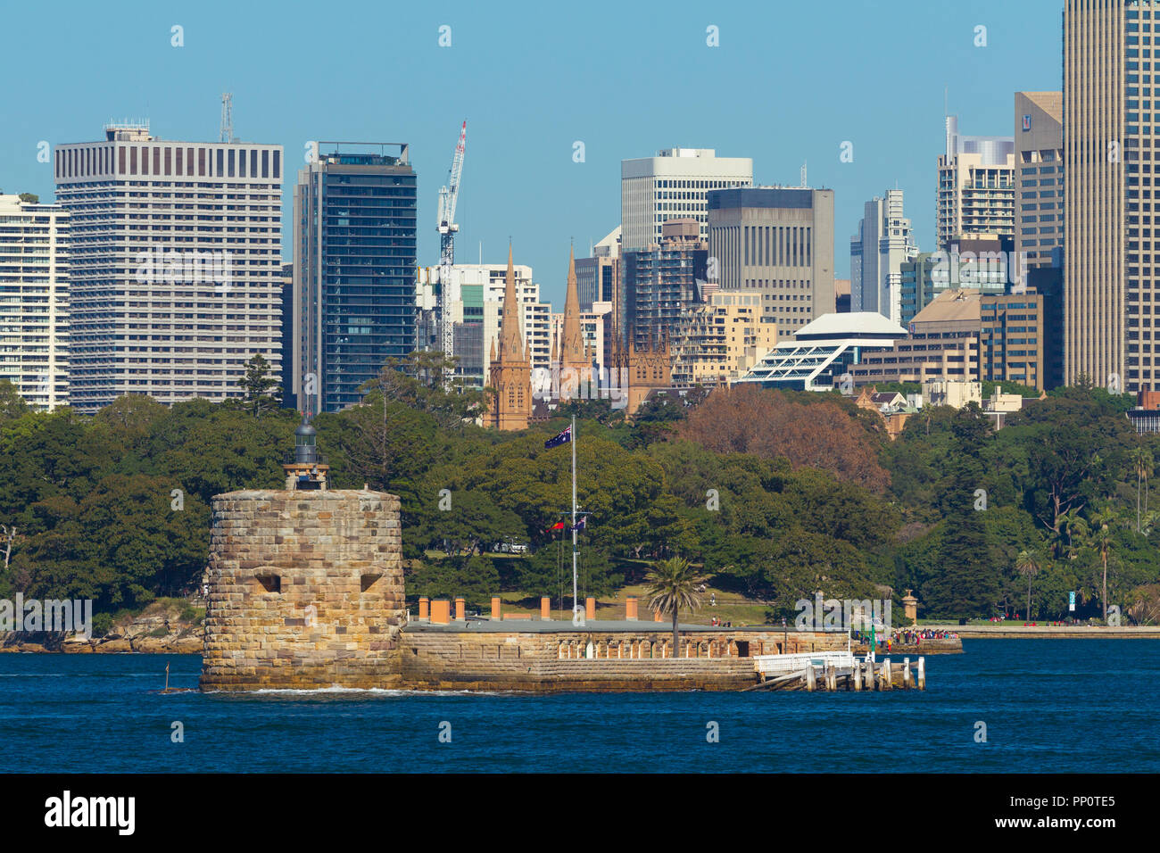 Fort Denison und die Stadt Sydney, Australien, über Sydney Harbour aus Cremorne Point gesehen. Farm Cove kann im Hintergrund gesehen werden. Stockfoto