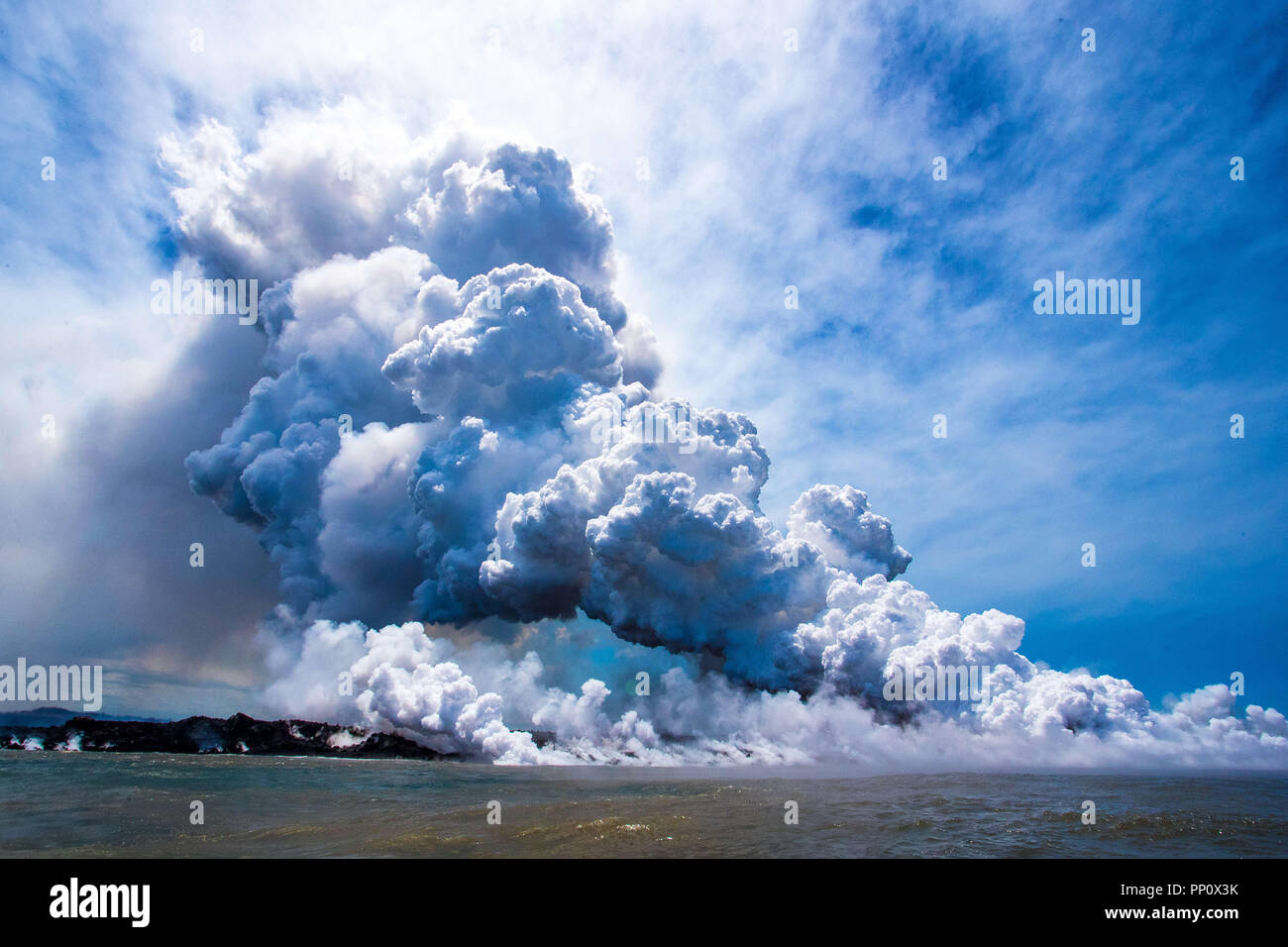 Kalapana, Hawaii, USA. 19 Juni, 2018. Explodierende und dampfenden Lave ergießt sich in den Ozean zu Spalte 8 aus der Kilauea. Diese enge Perspektive wurde von einem Siehe Lava Touren Boot erfasst. Einen Monat später 23 Leute waren auf dem gleichen Boot verletzt. Credit: Andy Martin jr./ZUMA Draht/Alamy leben Nachrichten Stockfoto