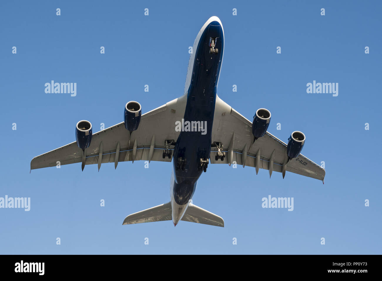 Richmond, British Columbia, Kanada. 30 Aug, 2018. Einen British Airways Airbus A380-800 (G-XLed-strahler) breit - Körper superjumbo Jet Airliner fliegen Aufwand gering zu Boden auf kurze letzte Ansatz für die Landung. Der Airbus A380 ist das weltweit größte Passenger Jet. Credit: bayne Stanley/ZUMA Draht/Alamy leben Nachrichten Stockfoto