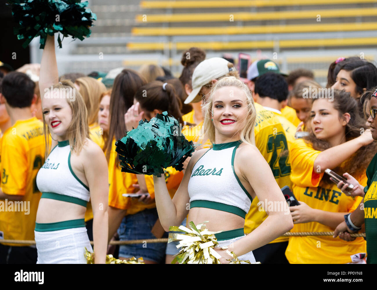 Waco, Texas, USA. 22 Sep, 2018. Baylor Bears Cheerleader vor während der NCAA Football Spiel zwischen den Kansas Jayhawks und das Baylor Bären an McLane Stadion in Waco, Texas. Matthew Lynch/CSM/Alamy Live News Credit: Cal Sport Media/Alamy leben Nachrichten Stockfoto