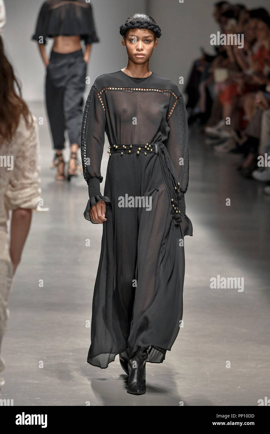 Mailand, Italien. 22 Sep, 2018. Mailänder Modewoche Moda Donna Frühling Sommer 2019. Philosophie von Lorenzo serafini fashion show Nella Foto: Modell Credit: Unabhängige Fotoagentur/Alamy leben Nachrichten Stockfoto