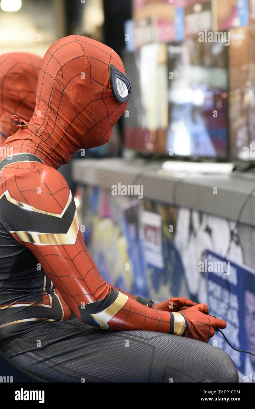 Madrid, Spanien, 21. September 2018. Mehrere Akteure getarnt als Spider-man das neue Spiel für die Playstation PS4-Spiel in die Helden Comic Con in Madrid, Spanien Quelle: EnriquePSans/Alamy leben Nachrichten Stockfoto