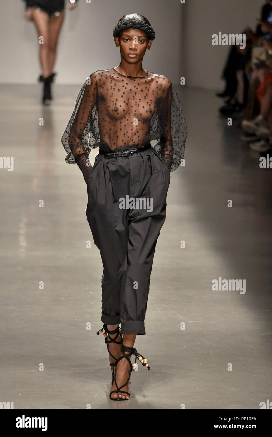 Mailand, Italien. 22 Sep, 2018. Mailänder Modewoche Moda Donna Frühling Sommer 2019. Philosophie von Lorenzo serafini fashion show Nella Foto: Modell Credit: Unabhängige Fotoagentur/Alamy leben Nachrichten Stockfoto