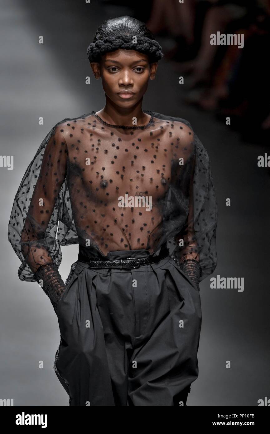 Mailand, Italien. 22 Sep, 2018. Mailänder Modewoche Moda Donna Frühling Sommer 2019. Philosophie von Lorenzo serafini fashion show Nella Foto: Modell Credit: Unabhängige Fotoagentur/Alamy leben Nachrichten Stockfoto