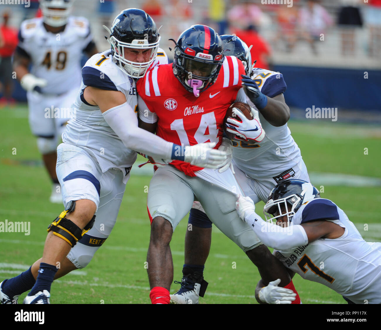 Oxford, MS, USA. 22 Sep, 2018. Ole Miss WR, D.K. Metcalf (14), läuft in das Trio der Kent State LB, Nick Faulkner (1); CB, Jamal Parker (7) und OL, Bryce Gibbs (64); während der NCAA DI Spiel an - Vaught Hemingway Stadium in Oxford, MS. Ole Miss besiegt Kent Zustand, 38-17. Kevin Langley/CSM/Alamy Live News Credit: Cal Sport Media/Alamy leben Nachrichten Stockfoto