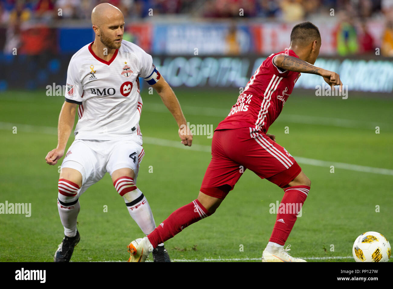 New Jersey, USA. 22. September 2018. Alejandro Romero Gamarra Kaku (10) von New York Red Bulls traf Michael Bradley (4) von Toronto FC während der regulären MLS Spiel bei Red Bull Arena Red Bulls gewann 2 - 0 Credit: Lev radin/Alamy leben Nachrichten Stockfoto