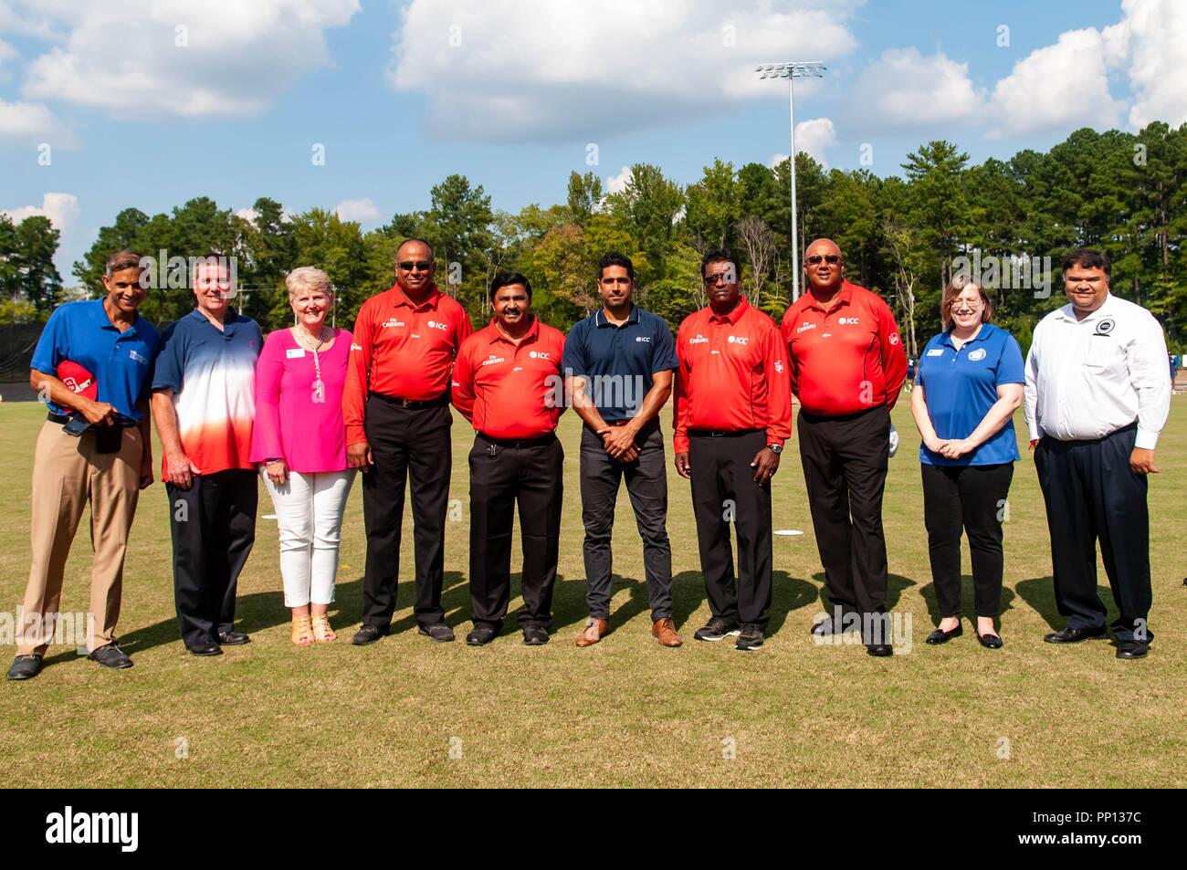 Morrisville, North Carolina, USA. 22 Sep, 2018. Sept. 22, 2018 - Morrisville N.C., USA - Mitglieder des International Cricket Council (ICC) und der Beamten von der Stadt Morrisville, N.C., posieren für ein Gruppenfoto vor dem istgh Welt T20 America's ''A'' Qualifier Cricket Match zwischen den USA und Kanada. Beide Mannschaften spielten mit einem 140/8 Riegel mit Kanada gewann die Super für den gesamten Gewinn. Neben den USA und Kanada, die ICC-Welt T20 America's ''A'' Qualifier verfügt auch über Belize und Panama in den sechs-Turnier Ende Sept. 26. Credit: Timothy L. Hale/ZUMA Draht/Alamy leben Nachrichten Stockfoto