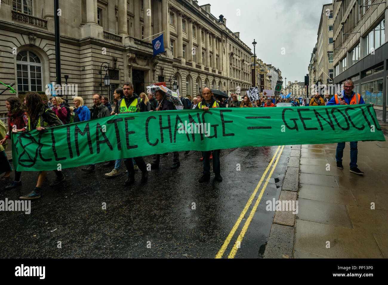 London, Großbritannien. 22. September 2018. 22 Sep, 2018. Das Aussterben Rebellion Bloc im März mit einem Banner 'Coimate Ändern = Völkermord". Mehrere tausend März durch London auf die Völker zu Fuß für die Tierwelt von Naturforscher und Rundfunksprecher Chris Packham eingestellt der Manifest für die Tierwelt zu unterstützen, die von ihm mit Hilfe der 17 unabhängigen Experten und Wissenschaftler zu stoppen den drastischen Rückgang der Britischen wildlife. Die selbst wurde von vielen NRO, Schulen und Umweltaktivisten unterstützt. Credit: Peter Marschall/IMAGESLIVE/ZUMA Draht/Alamy Live News Credit: ZUMA Press, Inc./Alamy Liv Stockfoto