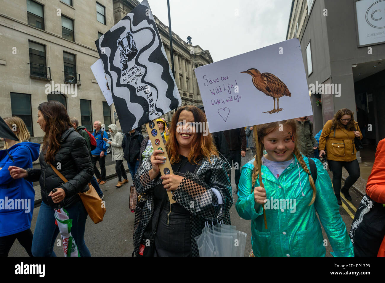 London, Großbritannien. 22. September 2018. Eine Frau und Kind März mit Plakaten. 22 Sep, 2018. Mehrere tausend März durch London auf die Völker zu Fuß für die Tierwelt von Naturforscher und Rundfunksprecher Chris Packham eingestellt der Manifest für die Tierwelt zu unterstützen, die von ihm mit Hilfe der 17 unabhängigen Experten und Wissenschaftler zu stoppen den drastischen Rückgang der Britischen wildlife. Die selbst wurde von vielen NRO, Schulen und Umweltaktivisten unterstützt. Credit: Peter Marschall/IMAGESLIVE/ZUMA Draht/Alamy Live News Credit: ZUMA Press, Inc./Alamy leben Nachrichten Stockfoto