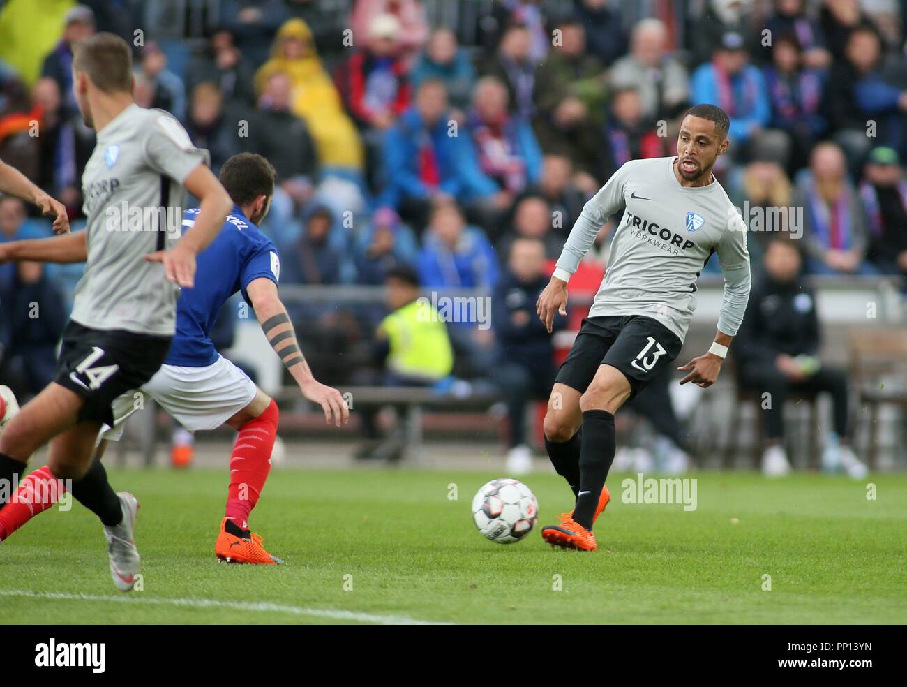 Kiel, Deutschland. 22 Sep, 2018. firo: 22.09.2018 Fußball, Saison 2018/2019 2.Bundesliga: Holstein Kiel - VfL Bochum Dominik Schmidt (Holstein Kiel), Sidney Sam (Bochum) | Verwendung der weltweiten Kredit: dpa/Alamy leben Nachrichten Stockfoto