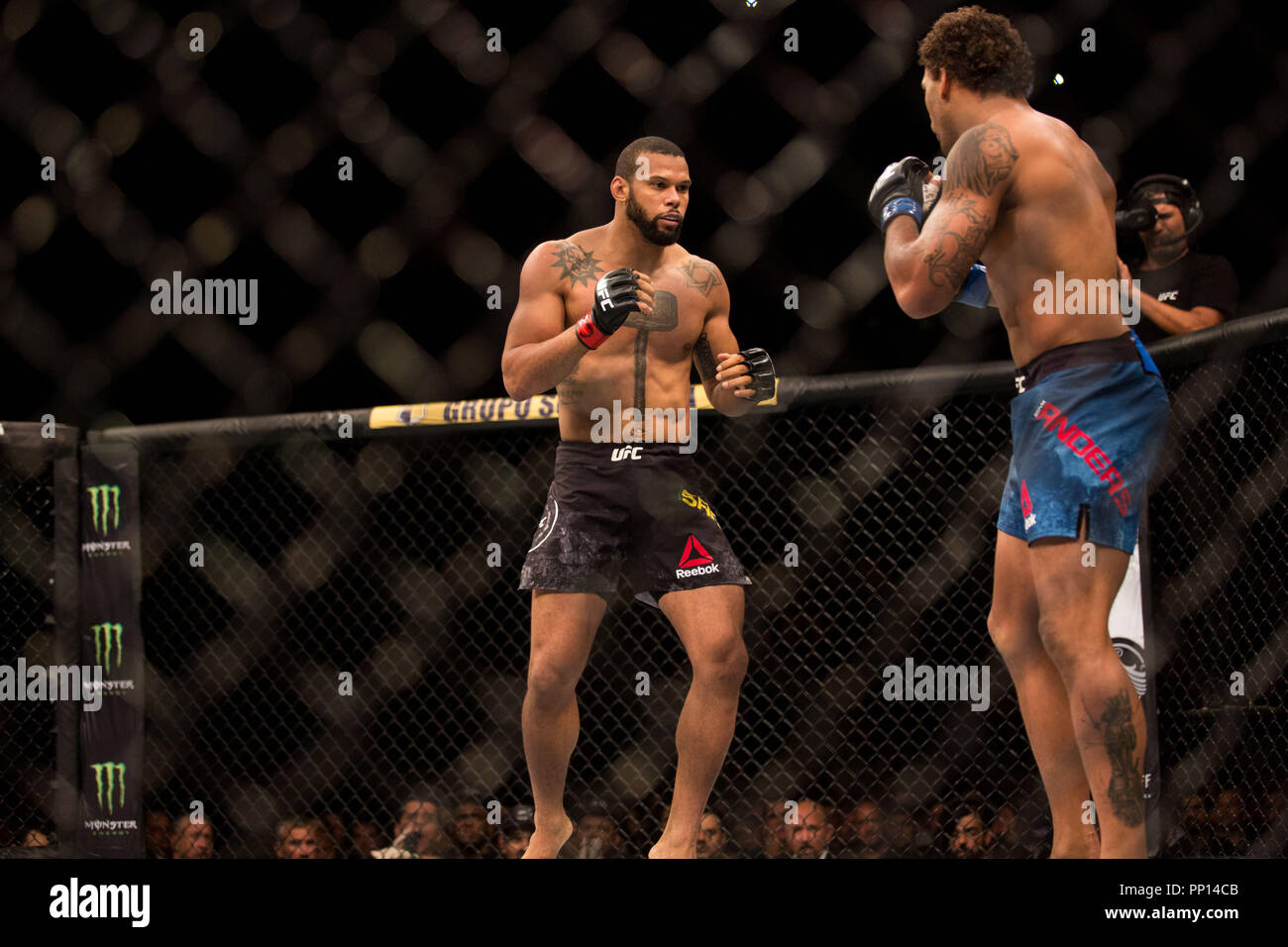 Sao Paulo, Brasilien. 23 Sep, 2018. THIAGO SANTOS MARRETA (BRA), in Schwarz, und ERYK ANDERS (USA) Kampf im Octagon, während der UFC Fight Night in Sao Paulo Ibirapuera Gymnasium in Sao Paulo, Brasilien. Credit: Paulo Lopes/ZUMA Draht/Alamy leben Nachrichten Stockfoto