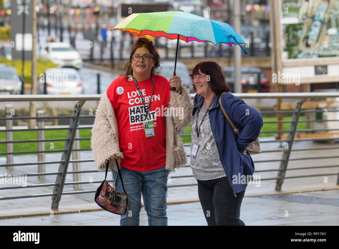 Liverpool, Merseyside. UK Wetter 23/09/2018. Sonne & Duschen begrüßen die Delegierten der Konferenz der Labour Party, die ein rotes Tuch Umhängetasche beschriftete 'Liebe Corbyn hassen Brexit "Kredit; MediaWorldImages/AlamyLiveNews gegeben wurden. Stockfoto