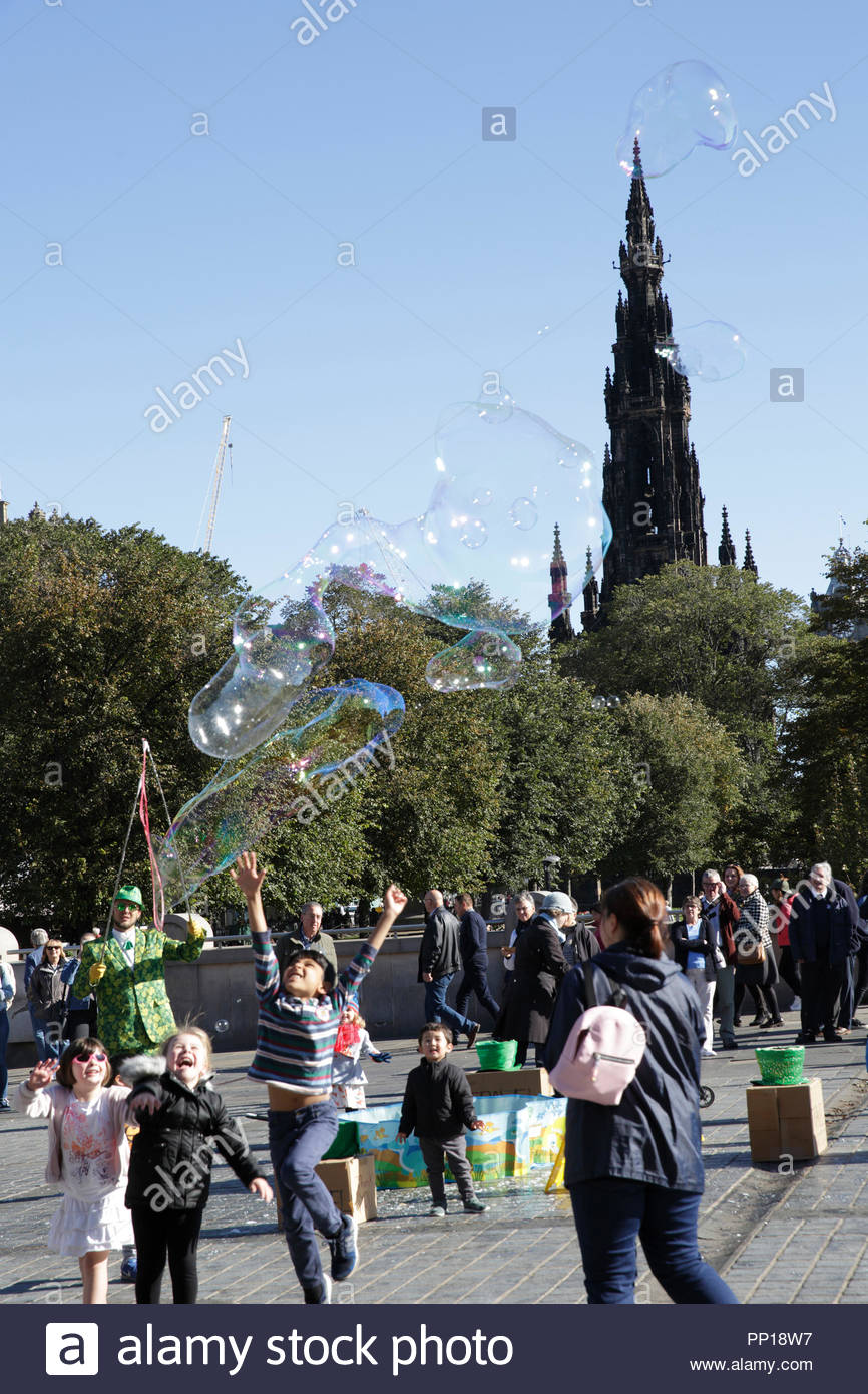 Edinburgh, Großbritannien. 23. September, 2018. Street Performer auf dem Damm Edinburgh an einem sonnigen Sonntag, unterhaltsam Familien und Kinder mit riesigen Seifenblasen in den Wind. Quelle: Craig Brown/Alamy Leben Nachrichten. Stockfoto