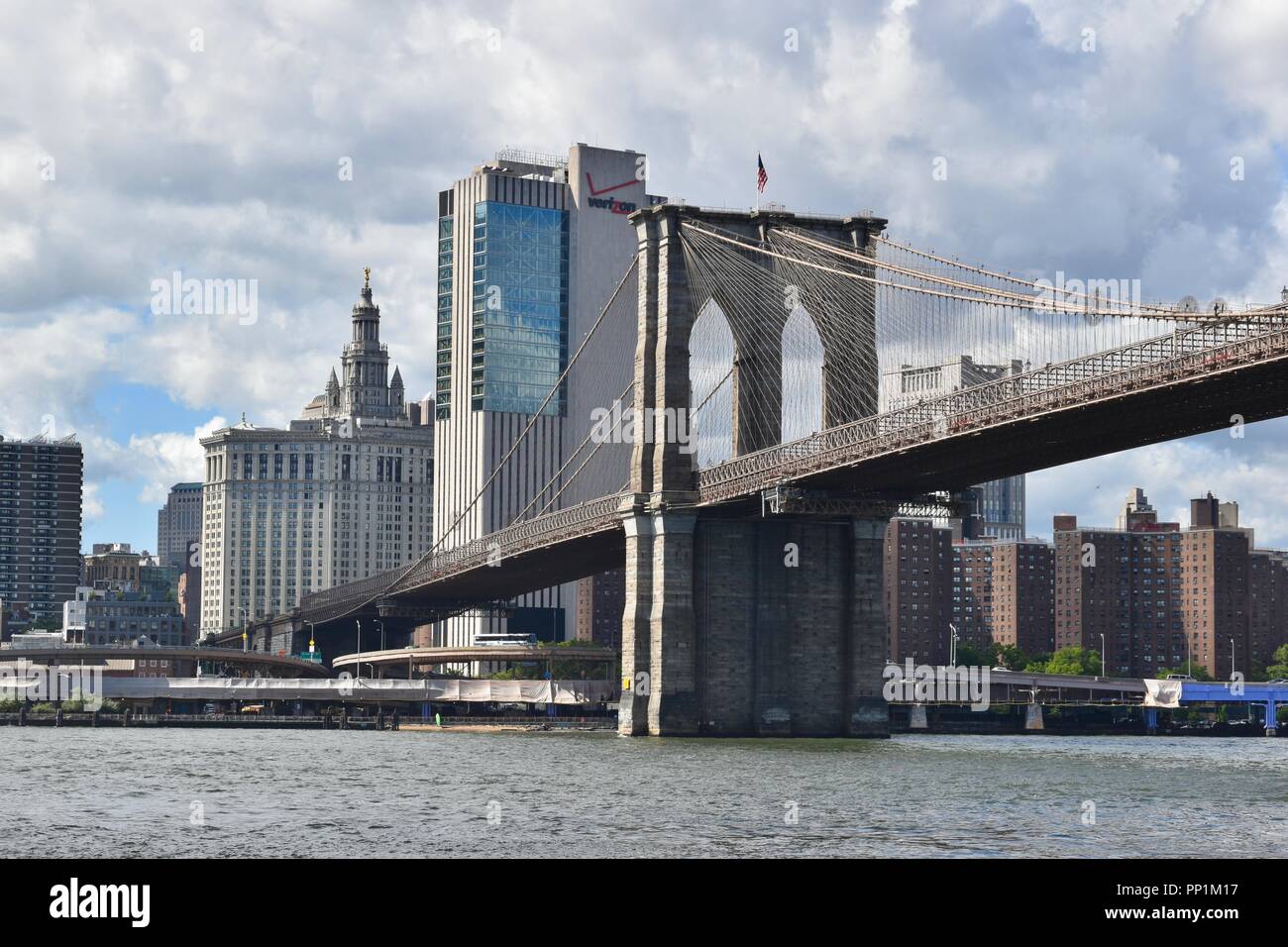 Die ikonischen Brooklyn Brücke über den East River zwischen Manhattan und Brooklyn, New York City, USA Stockfoto