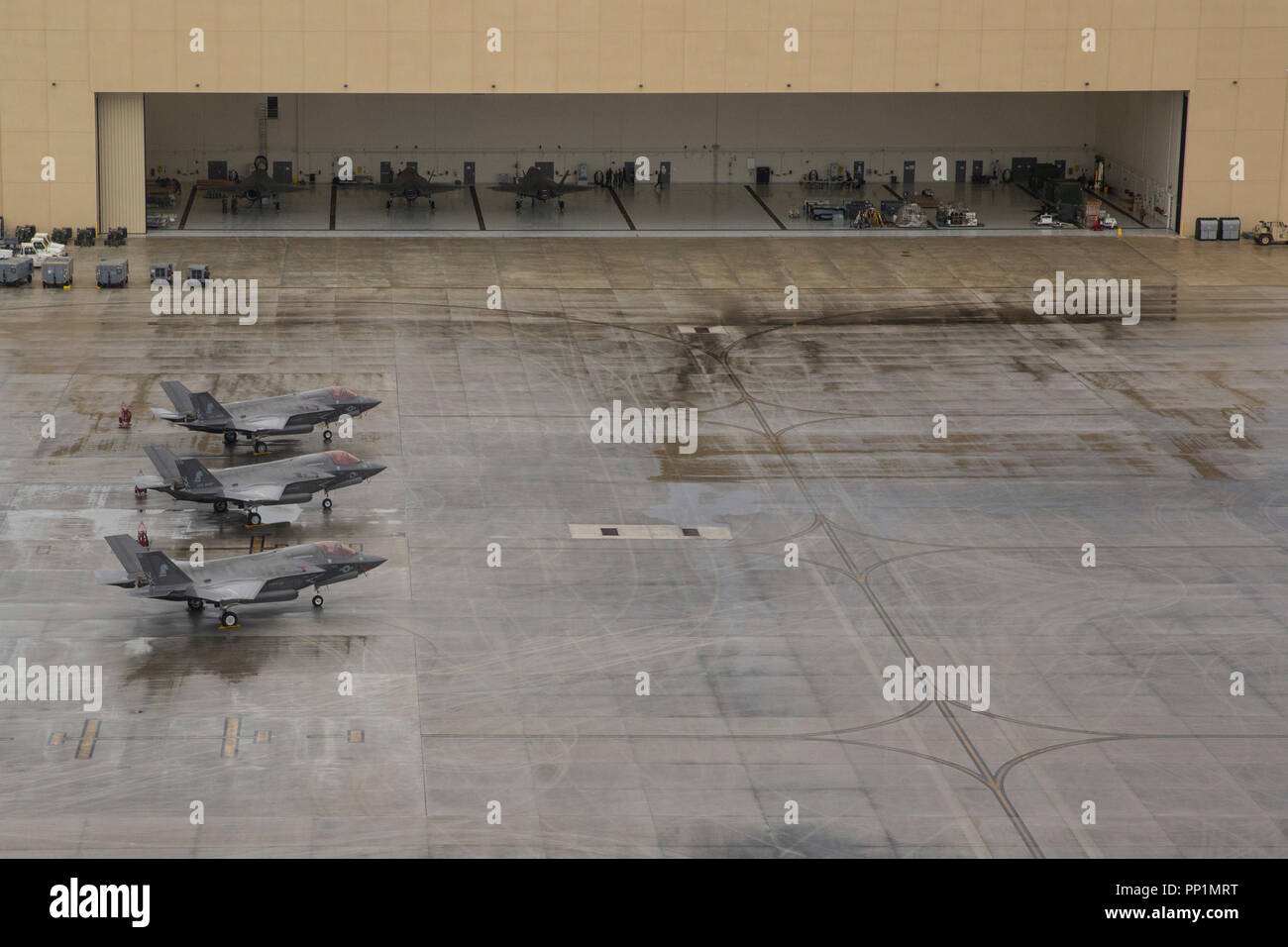 B F-35 Lightning II mit Marine Fighter Attack Squadron 121 für den Flugbetrieb während der Übung Valiant Shield vorbereiten bei Andersen Air Force Base, Guam Sept. 22, 2018. Valiant Shield ist eine Biennale, US-Feld nur Übung (Ftx) mit dem Fokus auf die Integration der gemeinsamen Ausbildung der US-Streitkräfte in Bezug auf aktuelle operative Pläne. Diese Ausbildung ermöglicht reale Kenntnisse bei der Aufrechterhaltung der gemeinsamen Kräfte durch Aufdeckung, Lage, Nachverfolgung und Einschalten auf See, in der Luft, an Land und Cyberspace als Reaktion auf eine Reihe von Einsatzgebieten. (U.S. Marine Corps Foto von Lance Cpl. Stockfoto