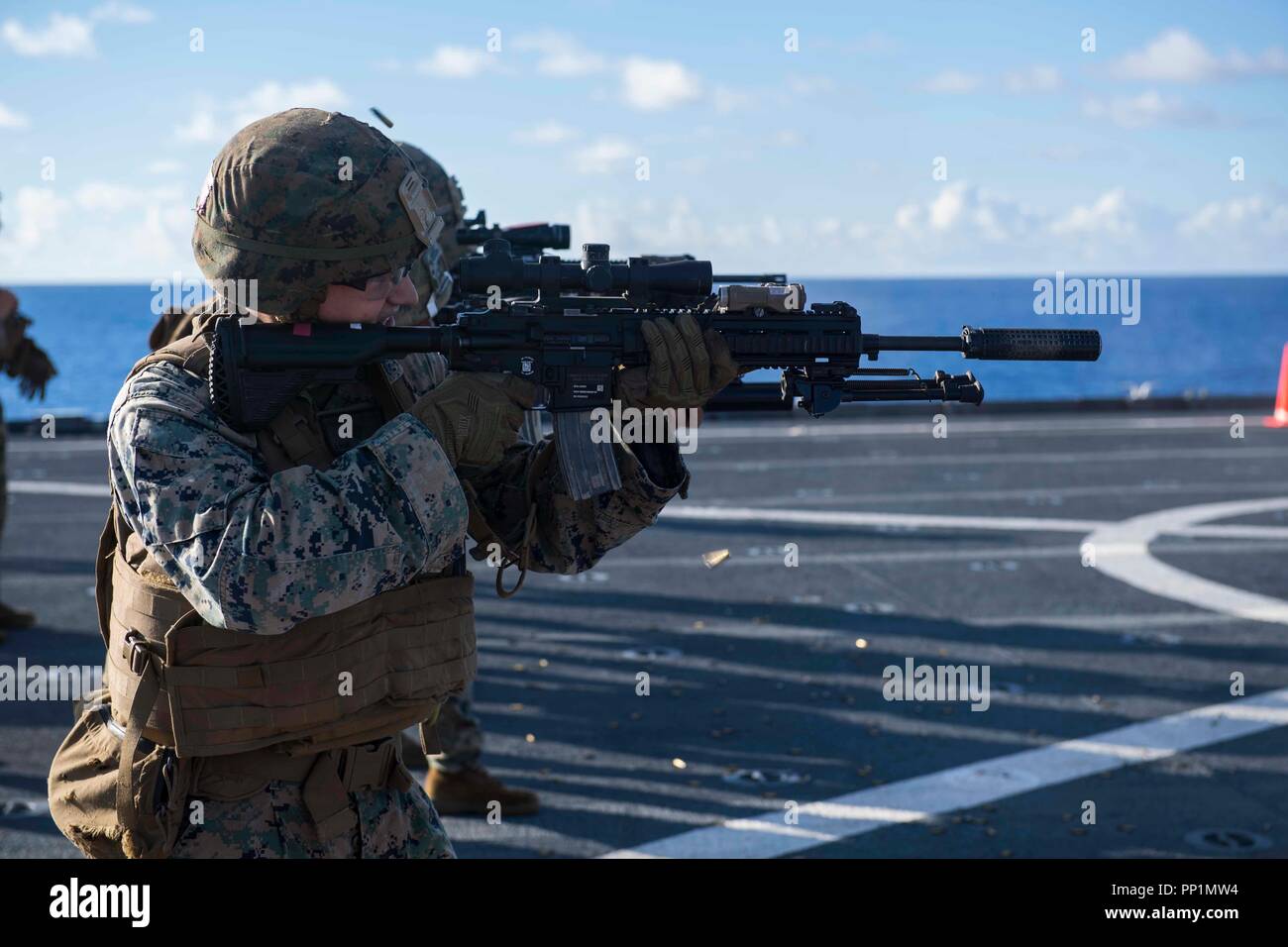 180921-N-XK 398-1060 EAST CHINA SEA (Sept. 21, 2018) Marines, angeschlossen an die 31 Marine Expeditionary Unit (MEU), Fire M4 Karabiner während einer Live-fire Übung auf dem Flugdeck der Amphibischen dock Landung Schiff USS Ashland (LSD 48). Ashland, Teil der Wasp amphibischen bereit, Gruppe, mit Eingeschifft 31 MEU, arbeitet in der indopazifischen Region Interoperabilität mit Partnern zu verbessern und dienen als ready-Response Force für jede Art von Kontingenz. (U.S. Marine Foto von Mass Communication Specialist 2. Klasse Josua Mortensen) Stockfoto