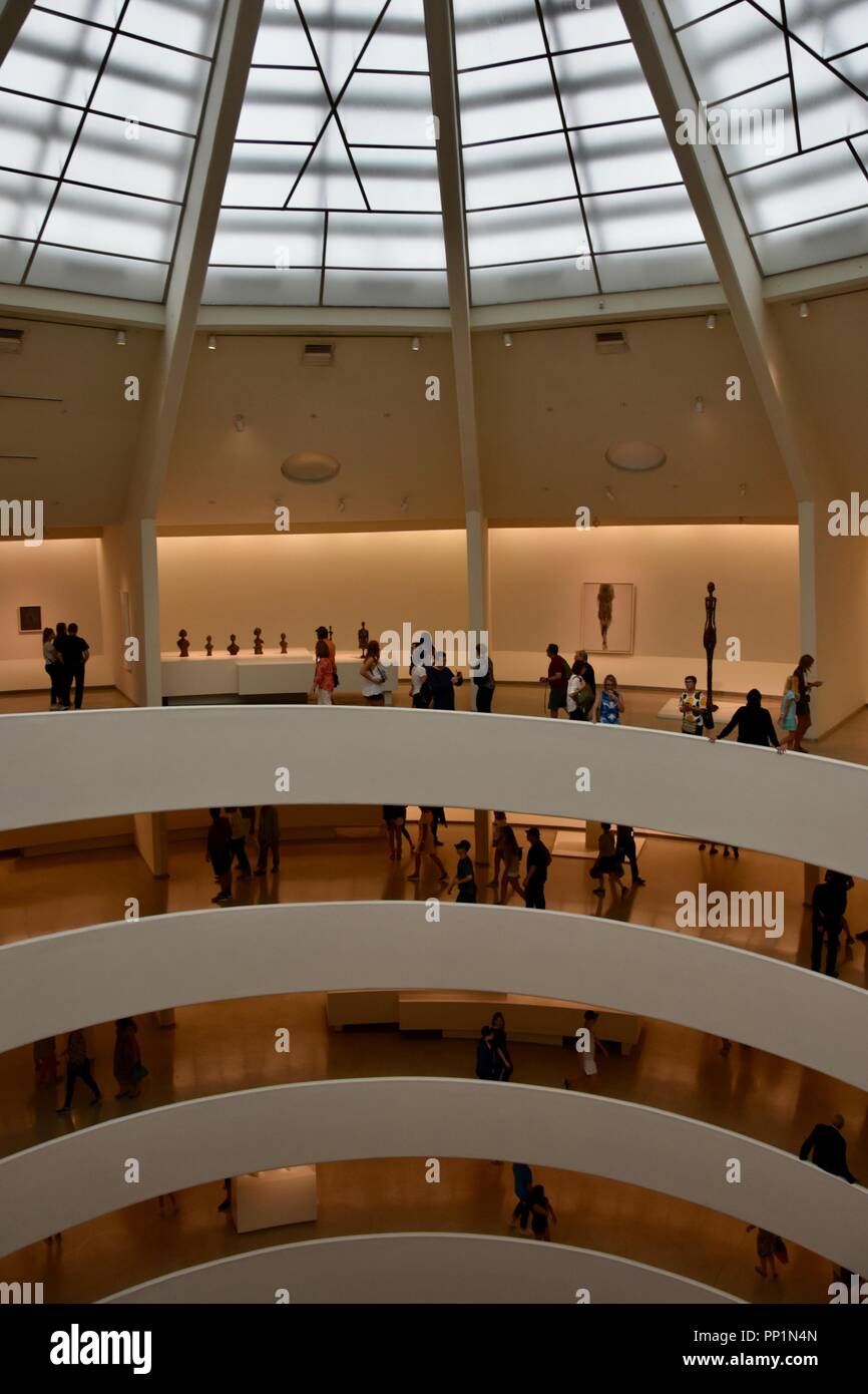 Die ikonischen Atrium im Guggenheim Museum der Kunst, Upper East Side, Manhattan, USA Stockfoto