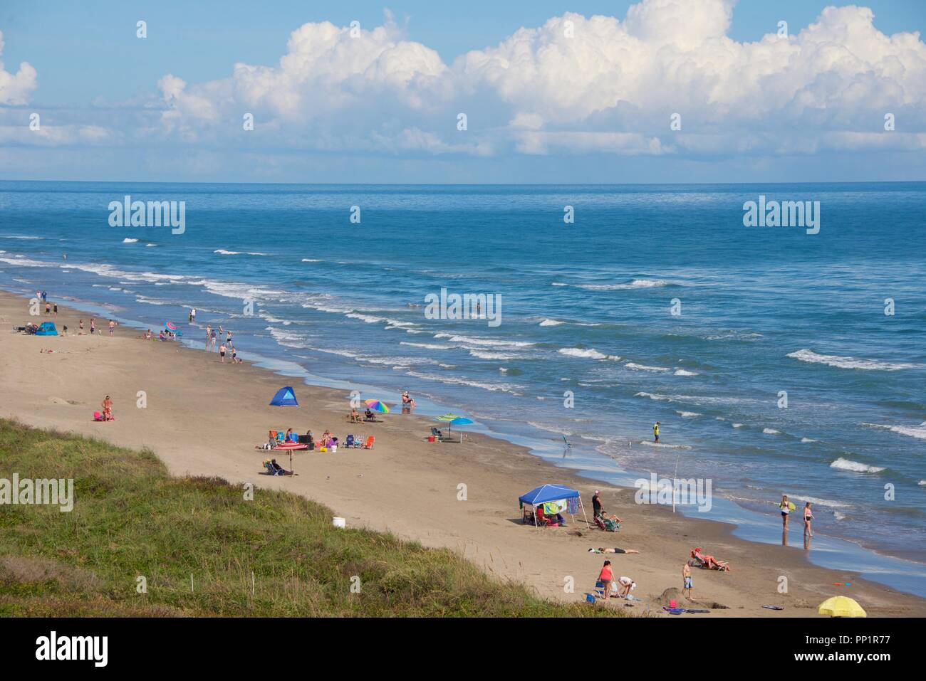 Strand - goers genießen Sie warmen Wetter im November in South Padre Island, Texas Stockfoto